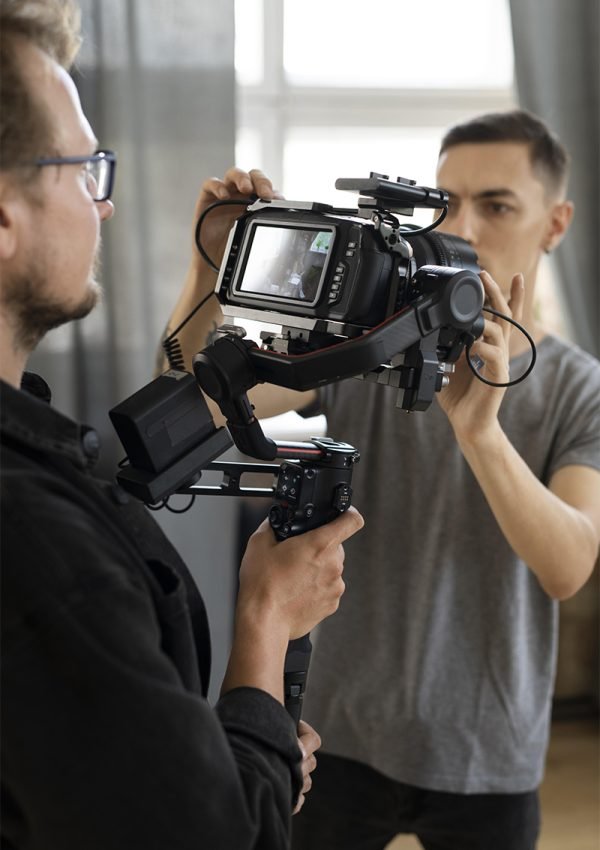 personas-que-trabajan-juntas-para-una-nueva-pelicula